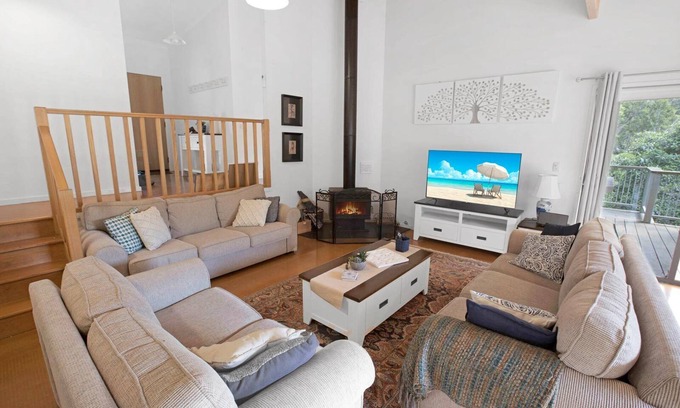 Metung Casa | A Wood Haven: Experience a serene holiday with your friends and family