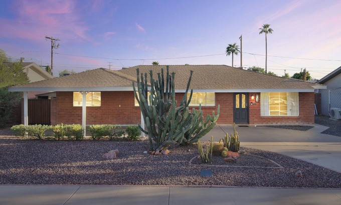 Scottsdale Estates Nine Casa | A1 Location Old towns finest. Upgraded mattresses, pool, upscale living