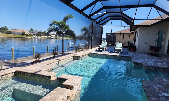 South Gulf Cove Casa | Casa lujosa / moderna / nueva a estrenar en el canal en SW Florida con piscina climatizada y spa