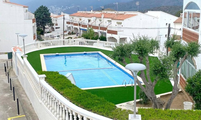 Almadraba-Canyelles Chalet De Esquí | A38-Casa adosada con parking , pisicna y Wi-fi