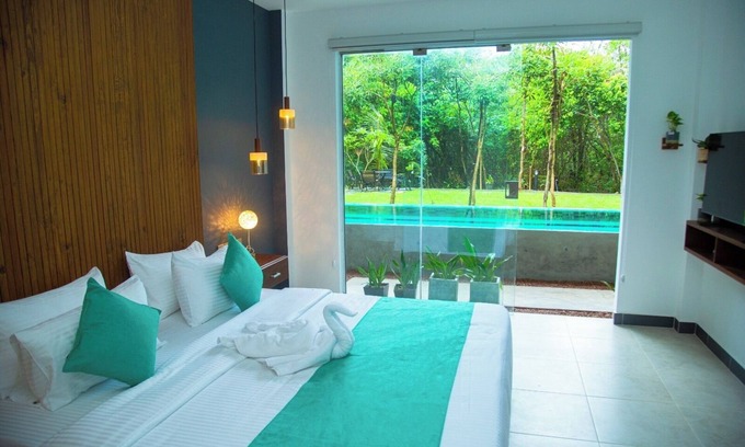 Hettimulla Hotel | Aaradhya Madu River