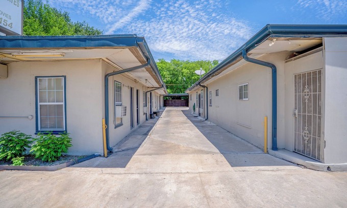 Woodlawn Lake Hotel | Aaron Motel By OYO San Antonio NW I-10
