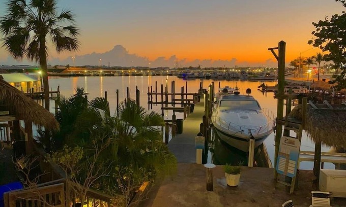Meadows Condominio | "Abaco" Key West 2/2 End Unit Waterfront+Dockage