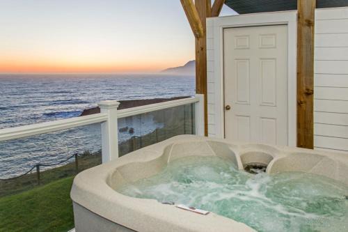 Shelter Cove Apartamento | Abalone by OceanviewHotTubs Oceanfront Shelter Cove Tesla