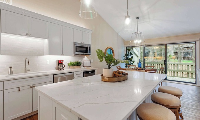 Fontana Condominio | Abbey Springs | Private Community & Amenities!
