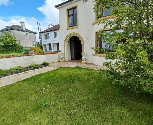 Abbeyfeale Casa | Abbeyfeale Home - Sleeps 6 - Convenient Location