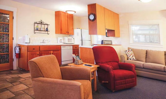 Ashland Cabaña | Abbott's Cottages- The Heron. One bedroom cottage just two blocks to downtown
