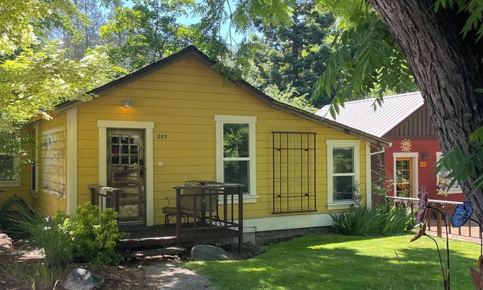 Historic Railroad District Cabaña | ABBOTT'S COTTAGES- The Lark. 2 bedroom cottage, just two blocks to downtown