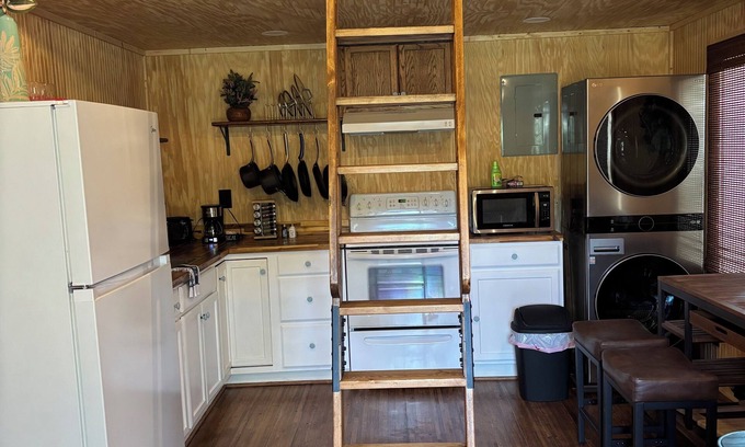 Union Cabaña | Abby's Oasis. 1 BR, 1B tiny house with extra sleeping loft