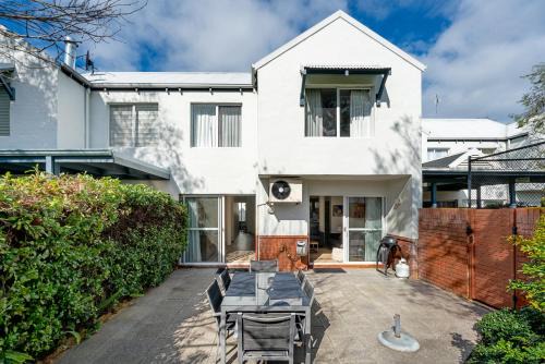 Broadwater Casa | Abbys Villa - 3BR - Pool - Tennis - Family