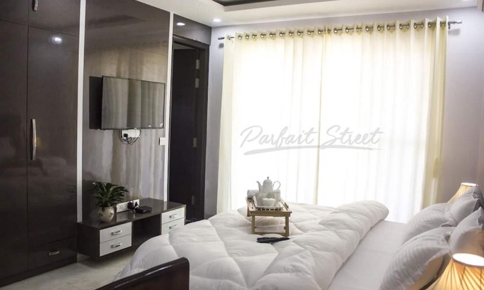 Sushant Lok Apartamento | Abode near Fortis hospital w balcony and elevator