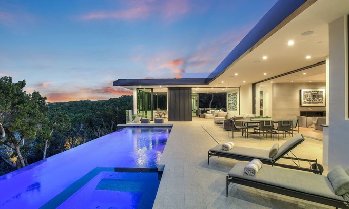 West Lake Hills Casa | Above Accolade I Luxury Services I Pool/Spa I Sauna I Ping Pong I Luxe Decor