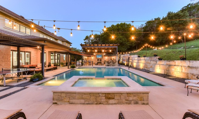 Austin Casa | Above Hillside Oasis I Pool&Spa I Outdoor Entertaining I Luxury Services