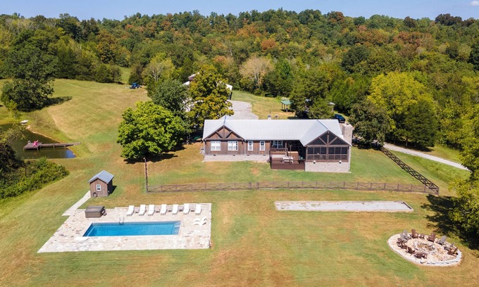Charlotte Casa | Above Nashville Rustic Retreat Farm I 200 Acre Farm | Pool&Spa I Services