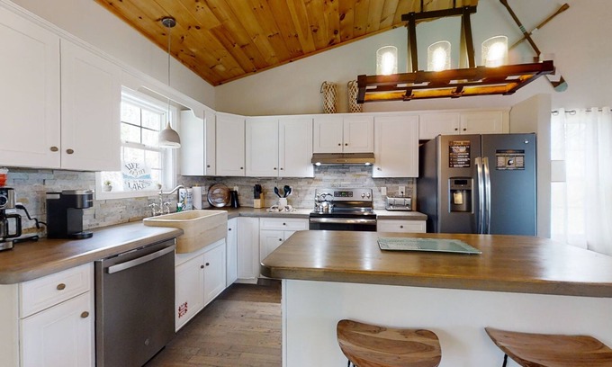 Sevierville Casa | Above The Cove 3 Bedroom Home by RedAwning