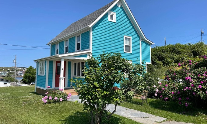 Twillingate Casa | Above The Tickle Twillingate Vacation Home. Traditional Saltbox House est 1901
