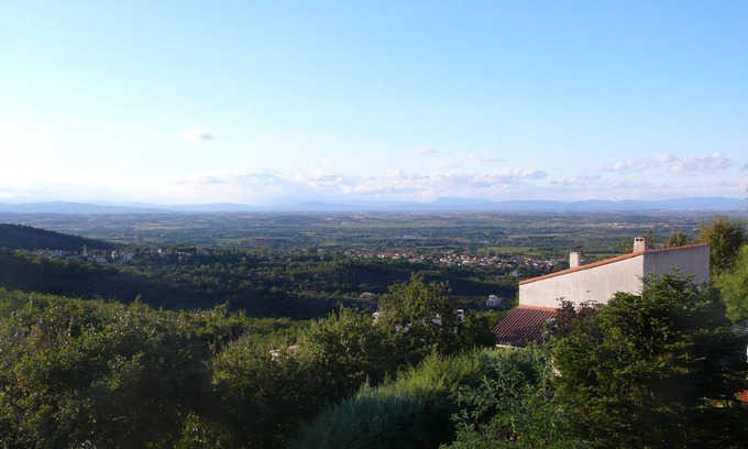 Laroque-des-Alberes Apartamento | Above the vineyards on the forest slope: cozy apartment with a dream view