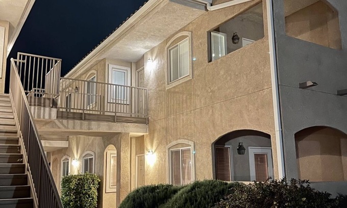 North Valley Condominio | ABQ Condo with Pool, Gym, and Mountain Views