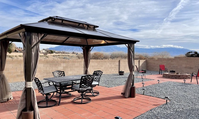 Alban Hills Casa | ABQ Home Overlooking Mountain- Near Sandia Tramway + Balloon Fiesta