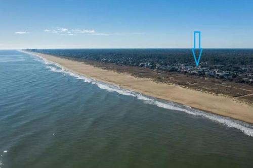 Northeast Virginia Beach Casa | Absolute Beach 4bedrooms-3bath steps to beach