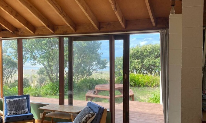 Waimarama Casa | Absolute beach front - Waimarama Holiday Home