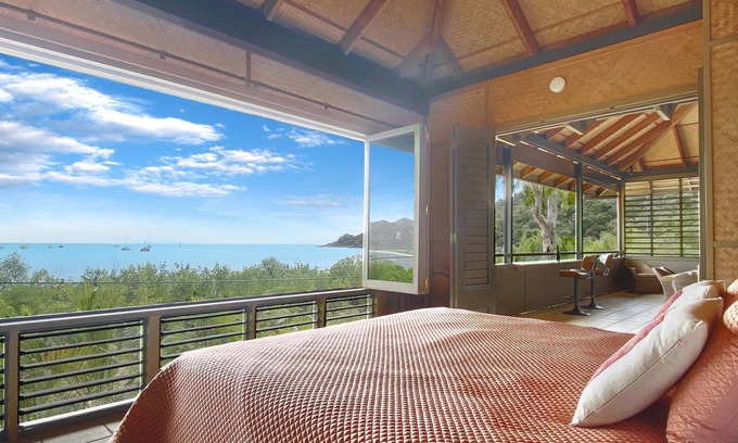 Horseshoe Bay Casa | Absolute Beachfront Master
