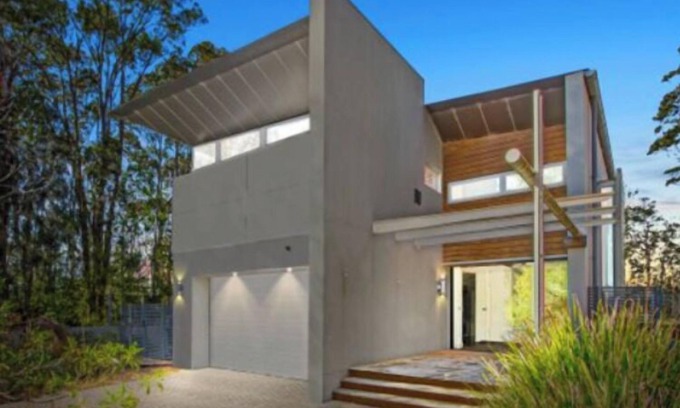 Maloneys Beach Casa | Absolute beachfront Designer house with spa