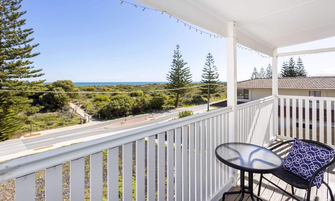 Singleton Casa | Absolute Beachfront! 2 Storey Beach House! 4 Bedrooms, 2 Kitchens. Pet friendly!