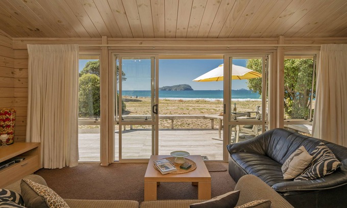 Pauanui Cabaña | Sunshine Beachfront Bach - Pauanui Holiday Home