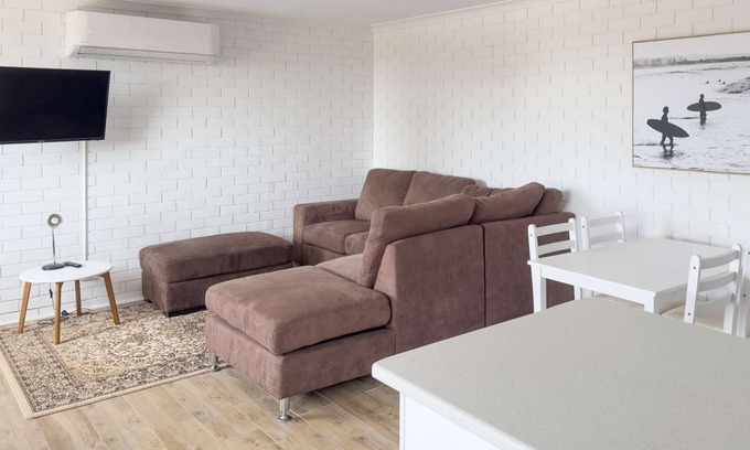 Singleton Apartamento | Absolute beachfront! Freshly renovated beachy apartment. Free WIFI