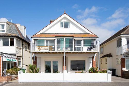 Bognor Regis Apartamento | Absolute Beachfront with Decked Garden Oasis and Views