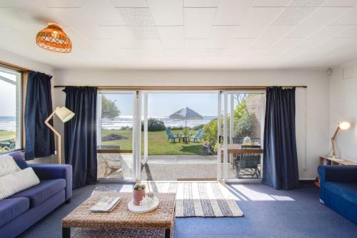 Waimarama Casa | Absolute Beachfront - Waimarama Holiday Home