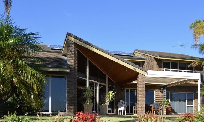 West Lakes Casa | Absolute Lake Front West Lakes