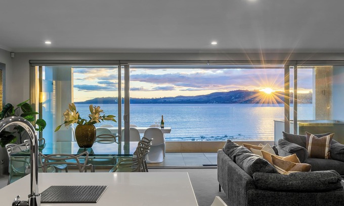 Hilltop Apartamento | Absolute Lakefront - Views, Spa, Pool and Gym