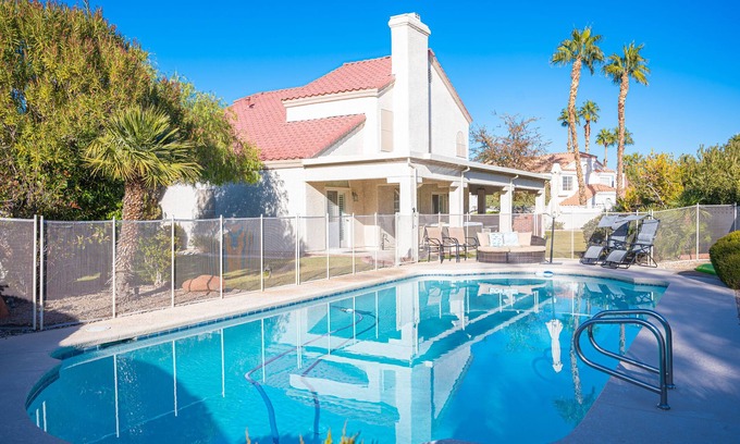 Green Valley North Casa | Absolute Perfection! Stunning Pool! Luxurious Spa! Putting Green! Pool Table!