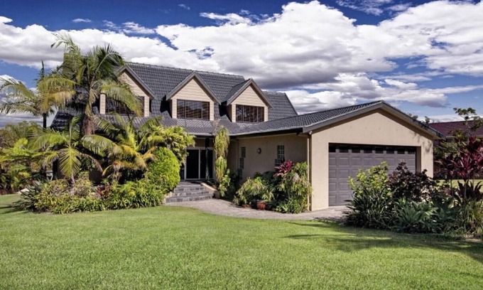 Summerland Point Casa | Absolute waterfront house with pool and jetty