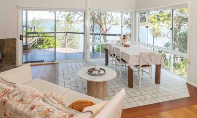 Lake Macquarie City Council Casa | Absolute waterfront home with a private jetty in Lake Macquarie NSW