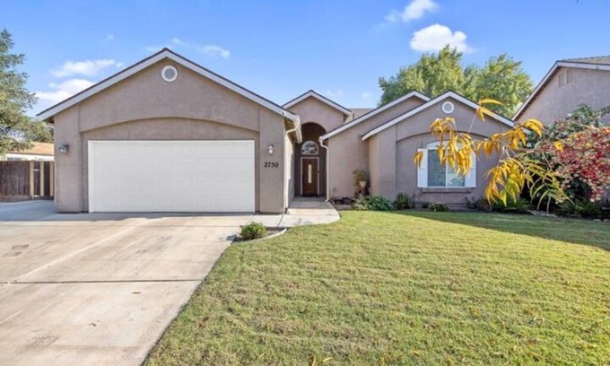 Visalia Casa | Abundant 3B/2b House Pet Friendly