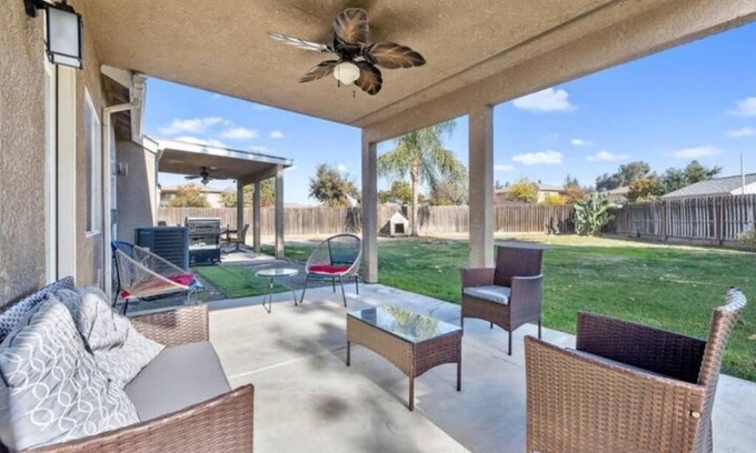 Visalia Casa | Abundant 3B/2b House Pet Friendly
