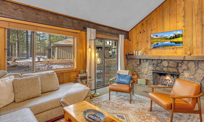 Sunriver Cabina | Ac, pet friendly, walking distance to Fort Rock Park, 8 aquatic center passes