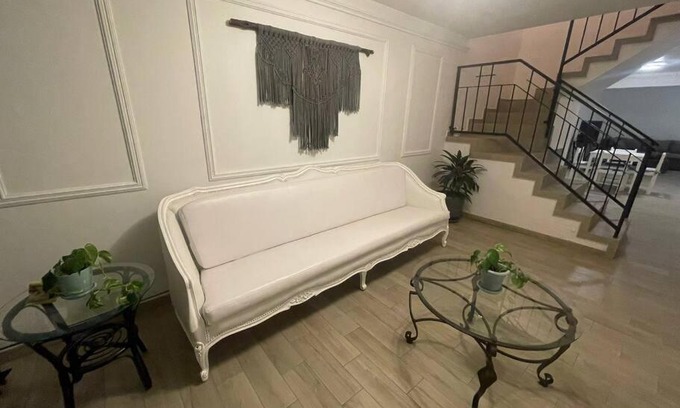 León Casa | Acacia Morada