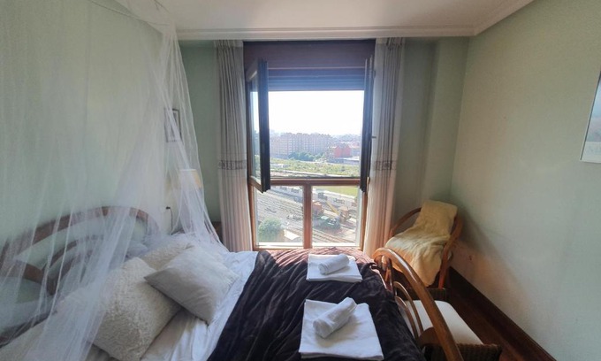 Distrito Oeste Apartamento | Acacias - Piso amplio en Playa de Poniente para 6 personas con garaje - VUT-2654-AS