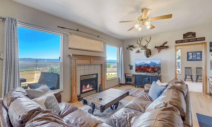 Colorado Springs Casa | Academy Basecamp |Fireplace/Games/BBQ | MTN View