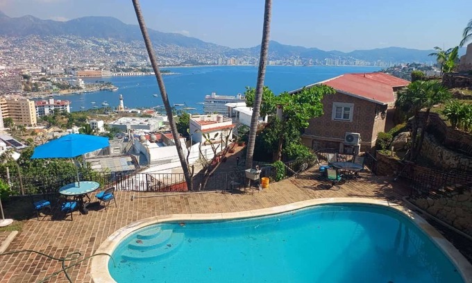 Las Playas Casa | Acapulco Ocean view 5 room 15 pp house. AC, pool .5 m beach Caleta.