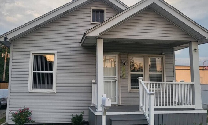 Ferndale Casa | Access to surrounding Detroit areas including Royal Oak, Ferndale, & Birmingham.