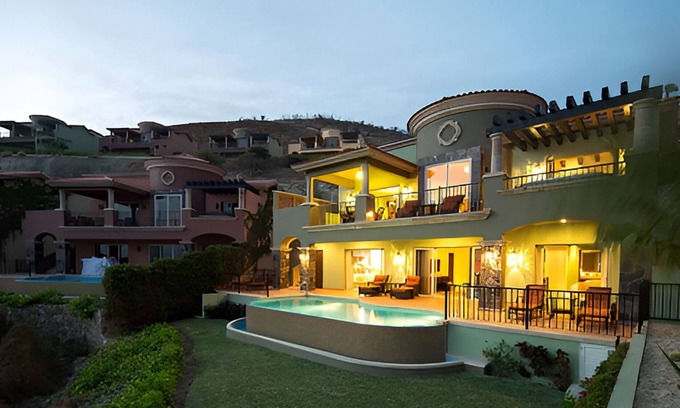 Paraíso Escondido Villa | Access to the multi-million dollar Jack Nicholas 18 hole signature golf course.