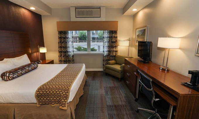Fairfield Cabina | Accessible King Rm w/ Sofa Bed + Outdoor Area