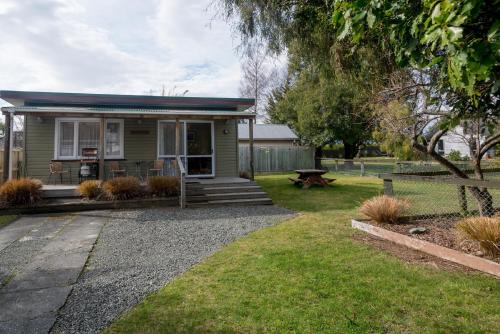 Te Anau Casa | Accommodation Fiordland The Bach - One Bedroom Cottage at 226B Milford Road