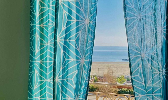 Nettuno Apartamento | Accommodation in Art Nouveau building facing the sea