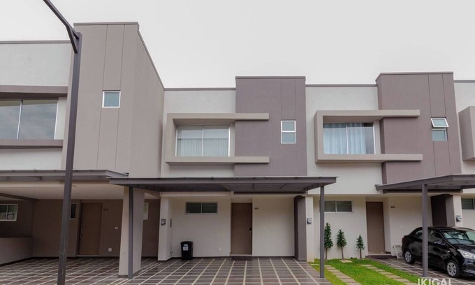 Ciudad Cariari Apartamento | Alojamiento en Cariari: 2 habs, cocina, sala, jardín, BBQ y piscina en casa club. ¡Reserva ya!